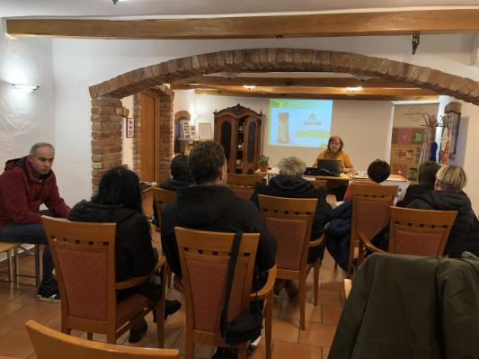 FOTO: Nova znanja za pridelovalce špargljev na Prekmurski vzorčni kmetiji