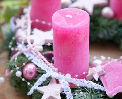 Veste, zakaj je tretja adventna sveča rožnata?