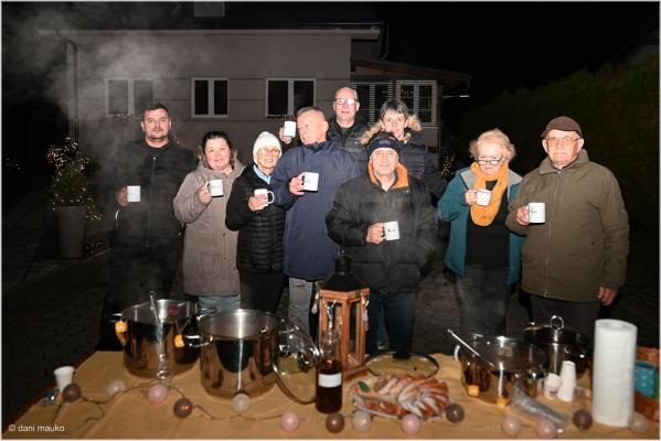 FOTO: Praznični večer, ki združuje sosede