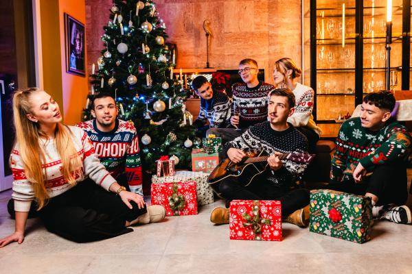 VIDEO: Skupina Vrhovi z novo praznično uspešnico navdušila splet