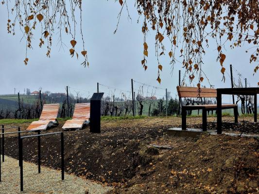 Jeruzalem bogatejši za novo urbano opremo: klopi, ležalniki in polnilnica za e-kolesa