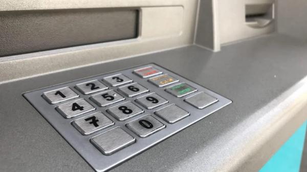 Neznanec si je prilastil pozabljeni denar, pomurski policisti obravnavali tudi poškodovanje vozila