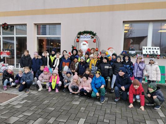 FOTO: Praznični obisk otrok ogrel srca stanovalcev Doma Kuzma