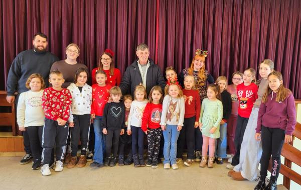 FOTO: Gasilska božična ustvarjalnica povezala mlade in izkušene gasilce