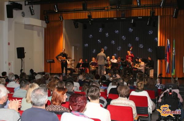 FOTO in VIDEO: Tamburaška glasba napolnila Kocbekovo dvorano