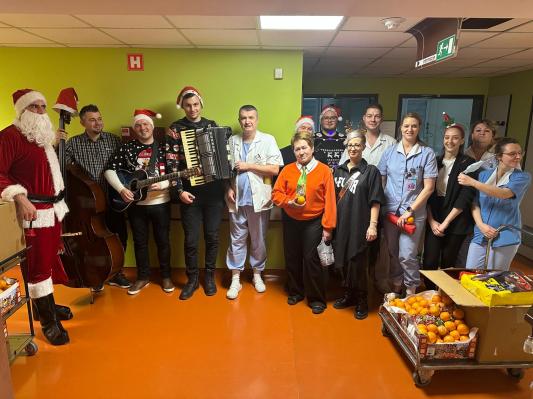 Božič v murskosoboški bolnišnici polepšan s petjem in srčnostjo