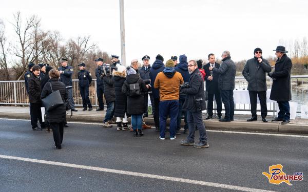 FOTO in VIDEO: Slovenski in hrvaški policisti ponovno skupaj na mostu v Petišovcih