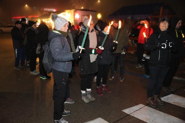 FOTO: Večerni pohod z baklami povezal ravnico in lendavske gorice