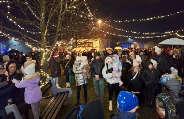 FOTO: Božični večer v Lipovcih v znamenju mladih in novorojencev