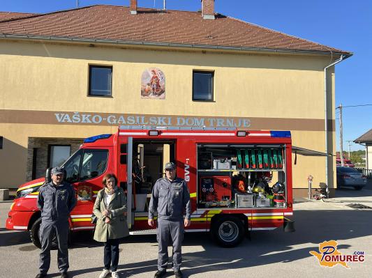 FOTO: Trnje združilo krajane ob tradicionalnem kresu in prihodu novega gasilskega vozila