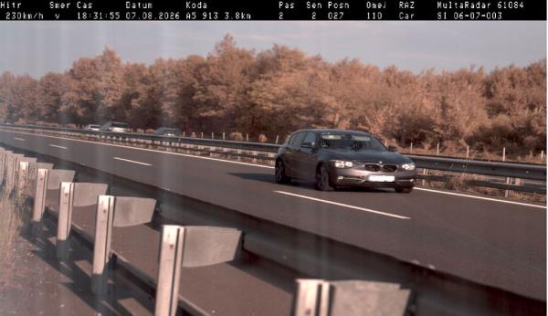 Voznik začetnik z BMW-jem po pomurski avtocesti vozil kar 230 kilometrov na uro