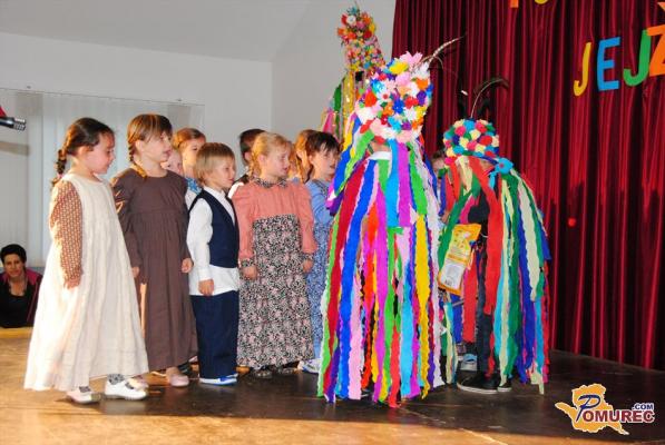 FOTO: Najmlajši folkloristi zaplesali na bistriškem odru