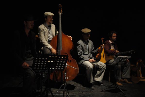 Hadik Mihály band – ob igranju gypsy swinga se jim dostikrat pridružijo drugi glasbeniki 