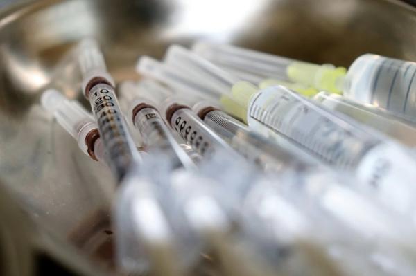 Odločitev za cepljenje osebna pravica, a več kot nas bo cepljenih, manjša bo moč virusa