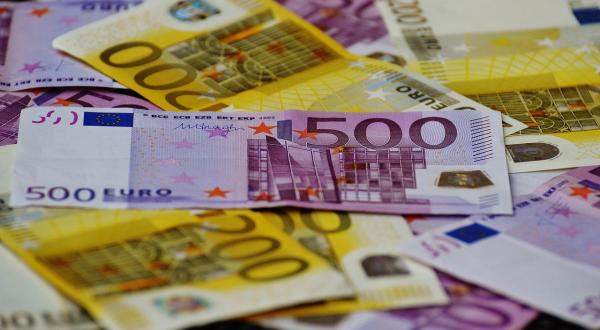 Državni proračun lani zabeležil 2,3 milijarde evrov primanjkljaja