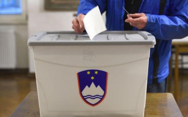 Volivci podprli vsa štiri referendumska vprašanja
