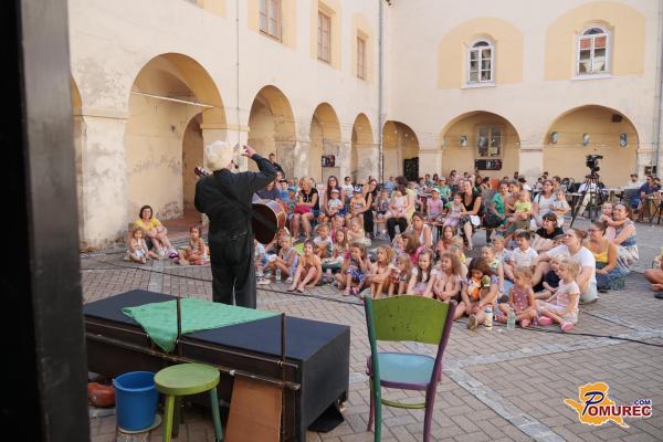 FOTO: Otroke zabavala gledališka lutkovna predstava Janko in Metka