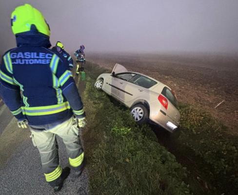 Prometna nesreča pri Križevcih, vozilo prevrnjeno na streho