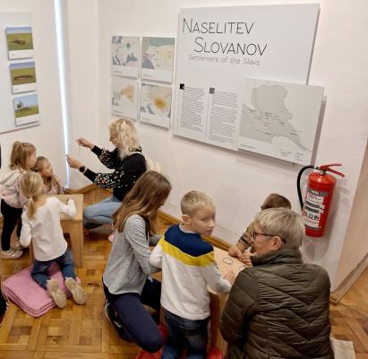 FOTO: Kulturna dediščina skozi oči otrok: Poučna pot po stalni razstavi