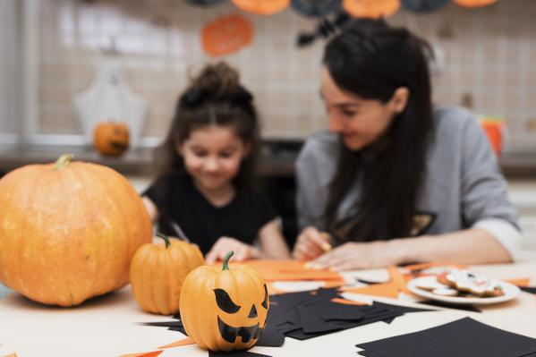 Izrezovanje buč za noč čarovnic: Tradicija in ustvarjalnost