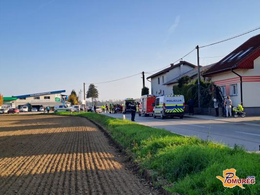 Voznica osebnega avtomobila trčila v zadnji del avtomobila