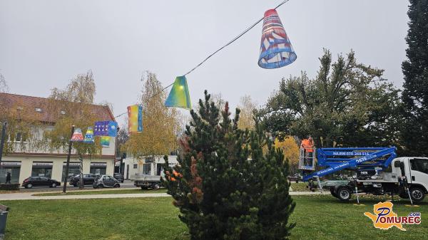 FOTO: V Murski Soboti nadaljujejo s postavljanjem praznične dekoracije