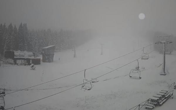 FOTO in VIDEO: Pohorje že pobeljeno, meja sneženja pada