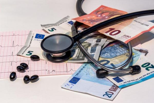 Kaj čaka zavarovance Vzajemne: Denar na računu ali nepotrebni stroški?