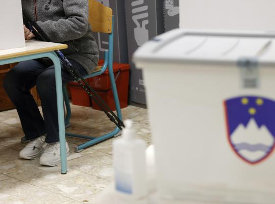 Referendum za umetniške pokojnine: Do 16. ure glasovalo precej manj kot na večini prejšnjih glasovanjih