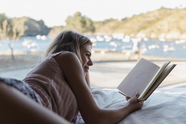 Branje za poletne dni: Katere knjige so prepričale Pomurce?