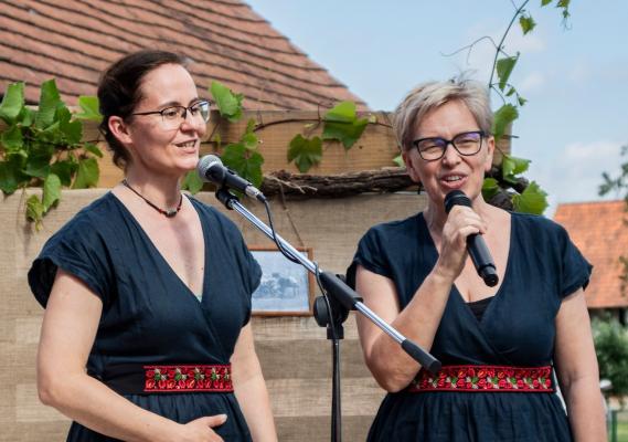 VIDEO: Poletna noč v ritmih izročila: Domanjševci gostili duo Béročka