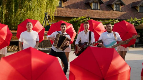 VIDEO: Ansambel Aktual z novo skladbo »Dežnik«