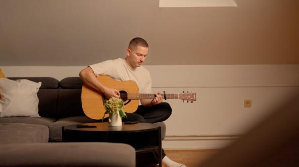 Tadej Titan: Kitarist, ki svojo zgodbo piše skozi glasbo