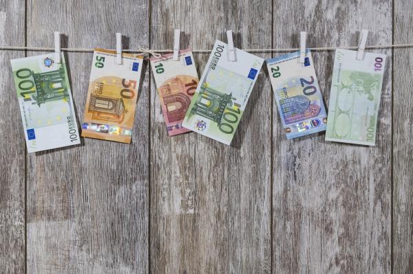 Poslanci podprli zakon: božičnica 639 evrov, upokojencem zimski dodatek