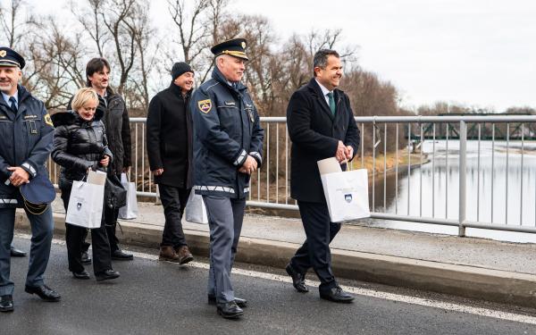 VIDEO: Most čez Muro v Petišovcih povezal slovenske in hrvaške policiste