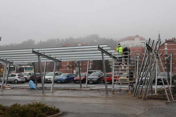 FOTO: Lendava gradi nadstrešnice s sončno elektrarno ob Dvojezični srednji šoli