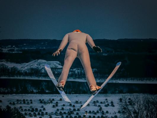 Domen Prevc zmagal le štiri ure po slavju svoje sestre Nike