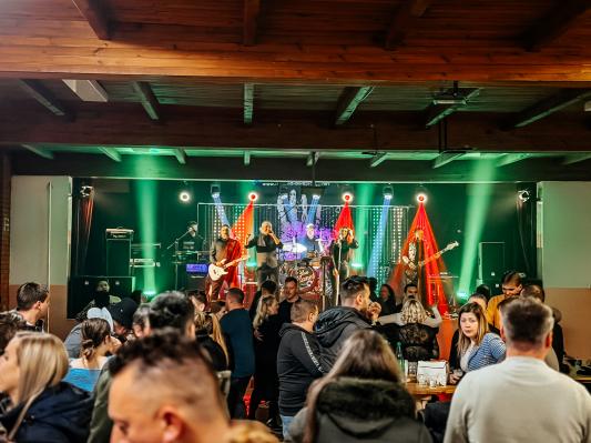 FOTO in VIDEO: Novo leto se je začelo v ritmih skupin Blue Planet in Prestiž