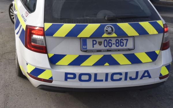 V Gaberju trčil v betonski drog, sopotnica hudo poškodovana