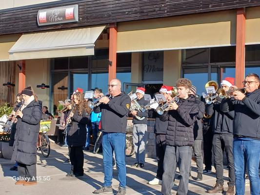 Godbeniki in mažoretke poskrbeli za silvestrsko vzdušje v Odrancih