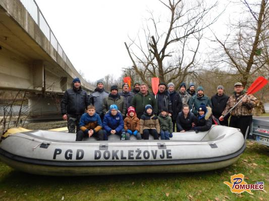 FOTO: Dokležovski gasilci zapluli v novo leto po reki Muri