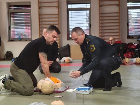 Pomurski policisti okrepili veščine oživljanja in uporabe AED