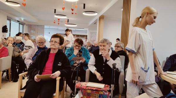 FOTO: Valentinova tombola in praznično okrašena avla