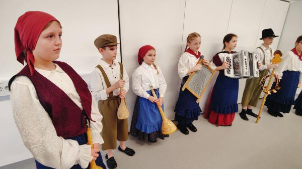 FOTO: Jurčki prinesli veselje med stanovalce