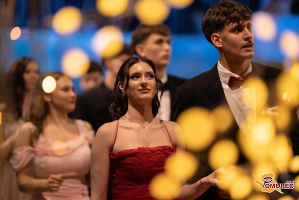 FOTO in VIDEO: Murskosoboški gimnazijci zaplesali v slovo srednješolskim letom