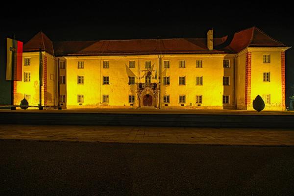 Zakaj je soboški grad včeraj sijal v zlati barvi?