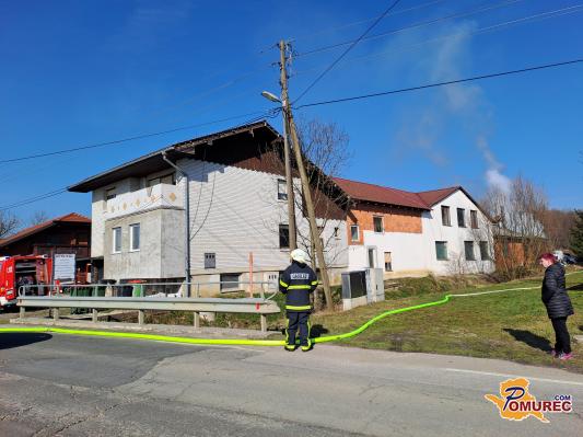 FOTO in VIDEO: Zagorela delavnica z lesnimi sekanci, promet je oviran