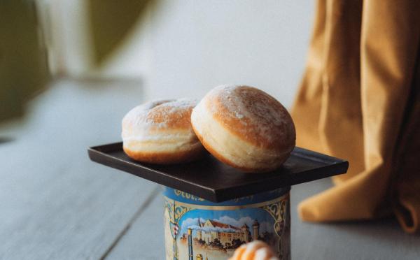 Zakaj imajo krofi po Evropi različne nadeve?