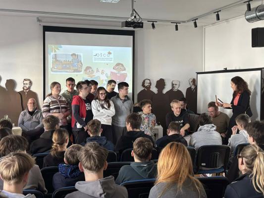 FOTO: Kako tehnologija kroji mladost? Pogovor z Andrejem E. Skubicem