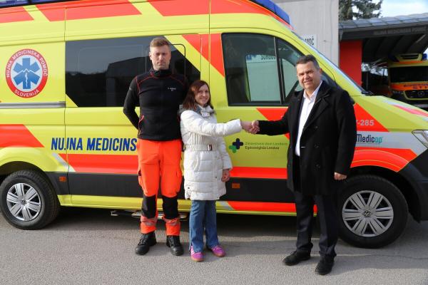 FOTO: Zdravstveni dom Lendava bogatejši za novo reševalno vozilo